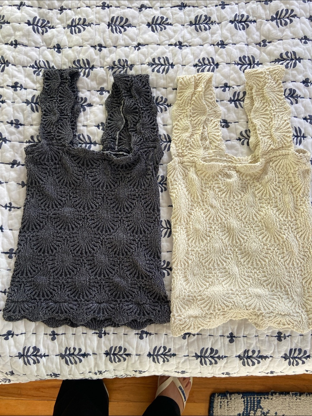 Textured Knit Square-Neck Tank Top - Black / Cream sea shell style